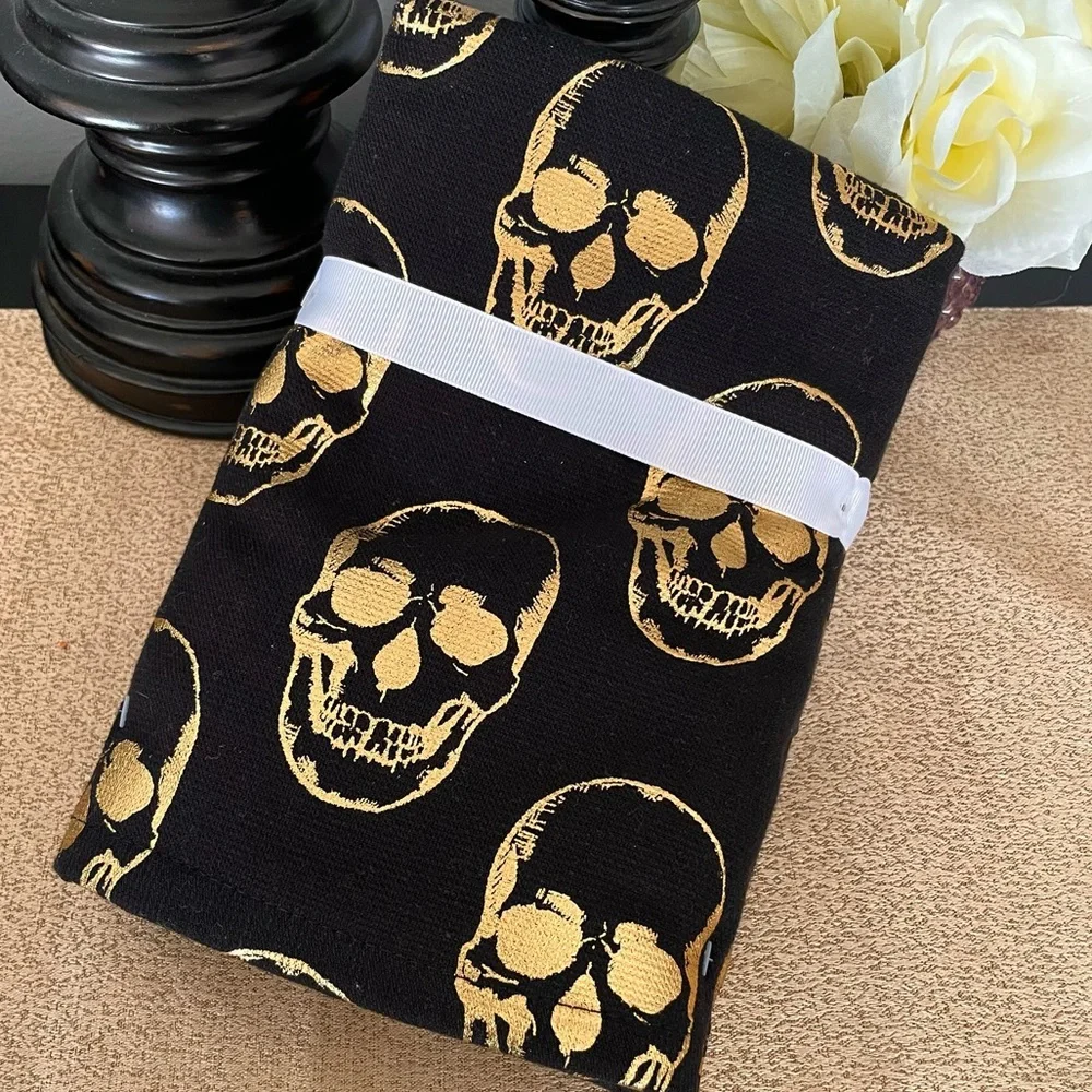 NWT SET OF 2 SKULL 💀 Gold Foil Bathroom Hand Towels